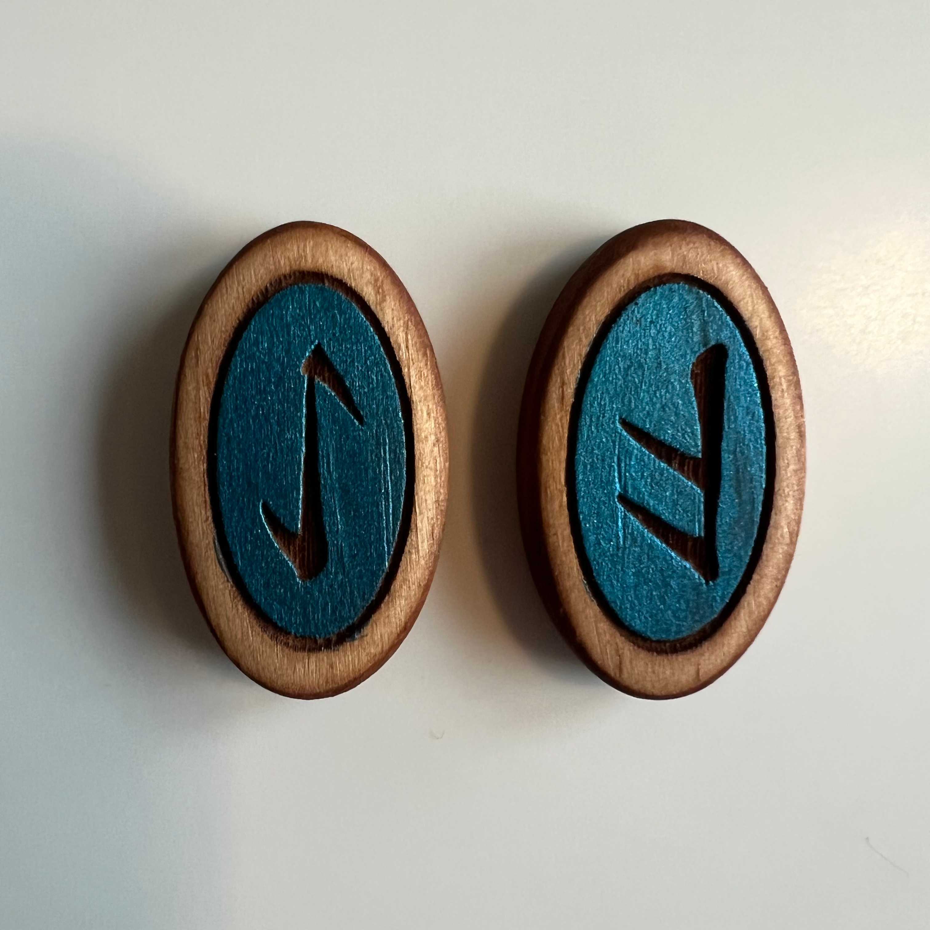 Eihwaz and Ansuz reversed rune reading – strength tested by false or unclear messages